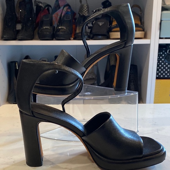 Vince Shoes - Vince Black Heels Classic Design size 5 -Preloved